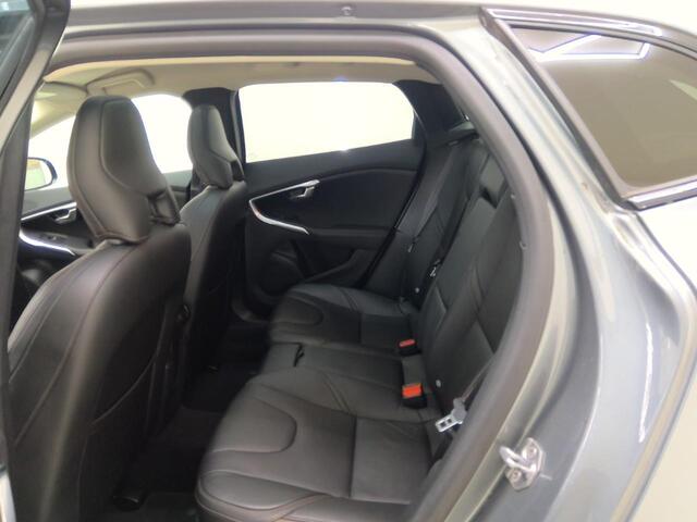 Volvo V40 CROSS COUNTRY 1.5 T3 Polar+ Luxury | Harman/Kardon | DAB | Keyless entry/start | Panoramadak | Parkeer camera | Parkeersensoren V+A | Extra getint glas | Stoelverwarming | Cruise Control |