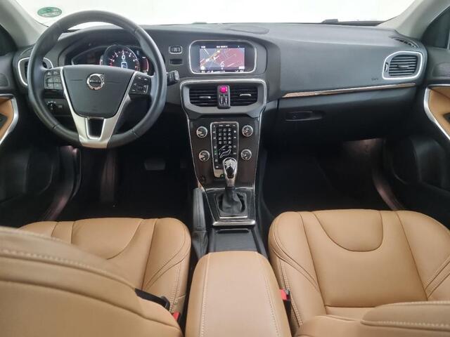 Volvo V40 CROSS COUNTRY 1.5 T3 Polar+ Luxury | Standkachel | Harman/Kardon | DAB | Keyless entry/start | Panoramadak | Parkeer camera | Parkeersensoren V+A | Extra getint glas | Stoelverwarming | Cruise Control |