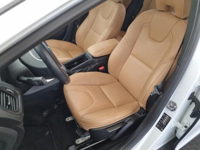 Volvo V40 CROSS COUNTRY 1.5 T3 Polar+ Luxury | Standkachel | Harman/Kardon | DAB | Keyless entry/start | Panoramadak | Parkeer camera | Parkeersensoren V+A | Extra getint glas | Stoelverwarming | Cruise Control |