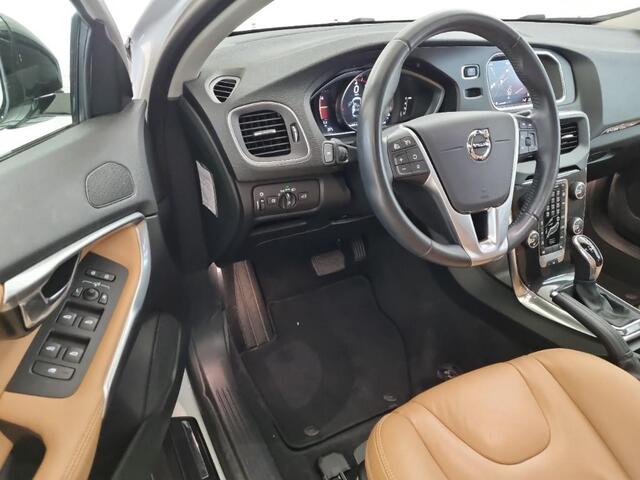 Volvo V40 CROSS COUNTRY 1.5 T3 Polar+ Luxury | Standkachel | Harman/Kardon | DAB | Keyless entry/start | Panoramadak | Parkeer camera | Parkeersensoren V+A | Extra getint glas | Stoelverwarming | Cruise Control |