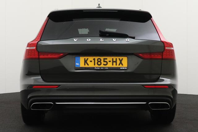 Volvo V60 2.0 R-Design Pano-dak Leder Trekhaak Adapt. Cruise Dodehoek 18' LMV