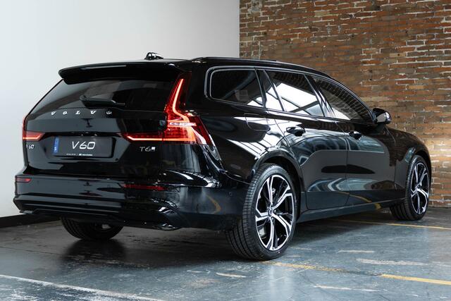 Volvo V60 2.0 T6 Plug-in hybrid AWD Plus Dark | Direct Beschikbaar | Schuif/Kantel Panoramadak | Head-Up Display | 360º Visual Park Parkeercamera | Harman Kardon Premium Audio |