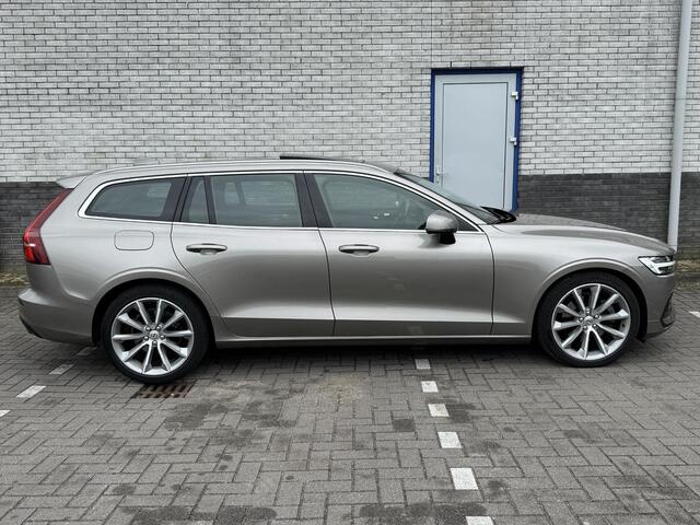 Volvo V60 2.0 T4 Momentum Pro | Schuif-/ kanteldak | Stoelverwarming voor + achter| Stuurwielverwarming| Adaptieve Cruise Control met Pilot Assist|
