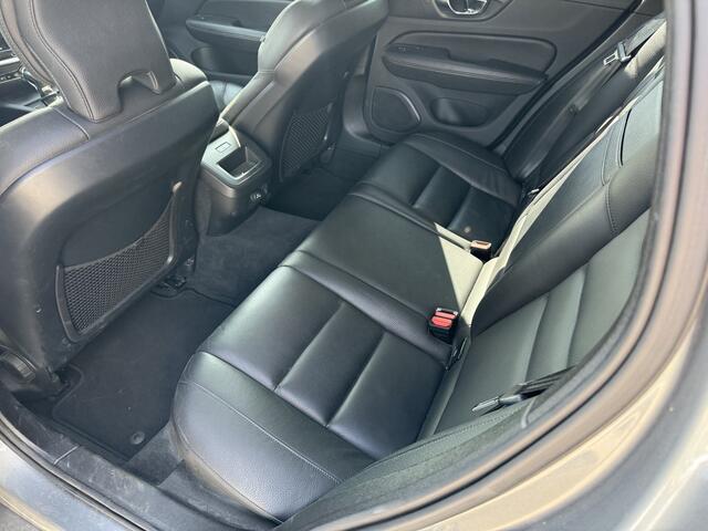 Volvo V60 2.0 T5 Momentum Geartr. (250pk) ** Intellisafe Surround ** Trekhaak ** Leer