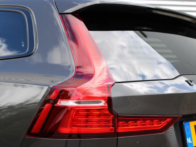 Volvo V60 2.0 T6 Plug-in hybrid AWD Plus Dark Automaat / 19" velgen / Harman Kardon / Privacy Glass / 360* camera