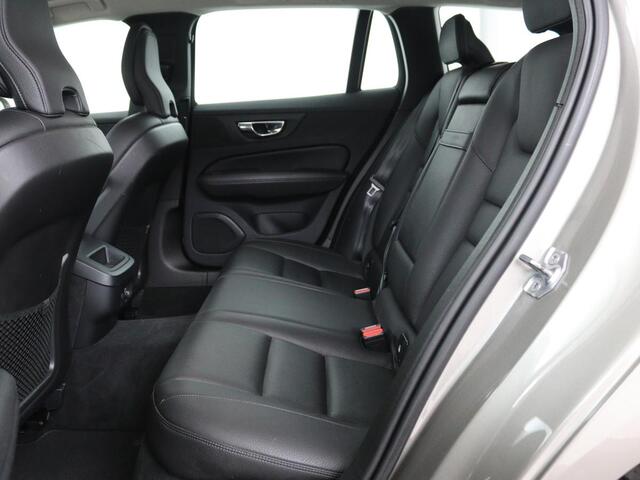 Volvo V60 2.0 T5 Momentum | Leder | Trekhaak | Stoelverwarming | LMV 20 inch | Harman/Kardon | Adaptive cruise | DAB+