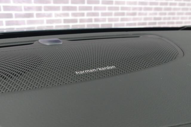Volvo V60 T6 Recharge AWD Ultimate Dark | Long Range | Google Maps navigatie | Head-Up Display | Lederen Bekleding | Schuif-/Kanteldak | 360 Camera | Elek. Stoelen | Memory | Zitverlenging | Harman Kardon Audio | Stuur-/Stoelverwarming Voor + Achter | Elek. Achterk