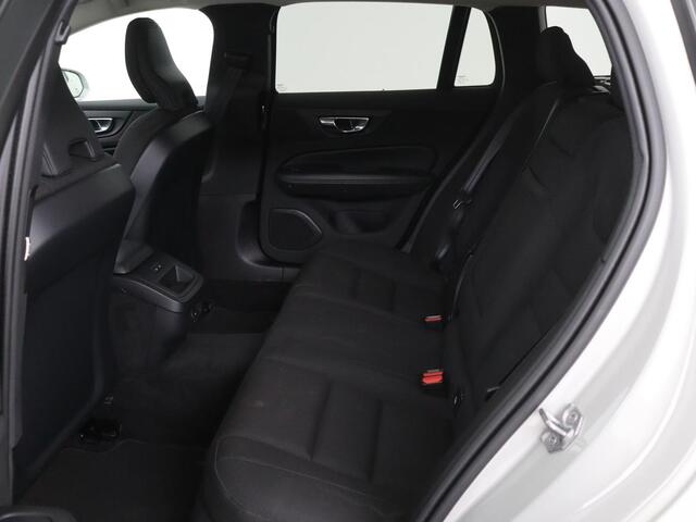 Volvo V60 2.0 B4 Momentum | Stoel & stuurverwarming | Trekhaak | Camera | Adaptive cruise | Carplay | Achterbankverwarming | Full LED | Navigatie