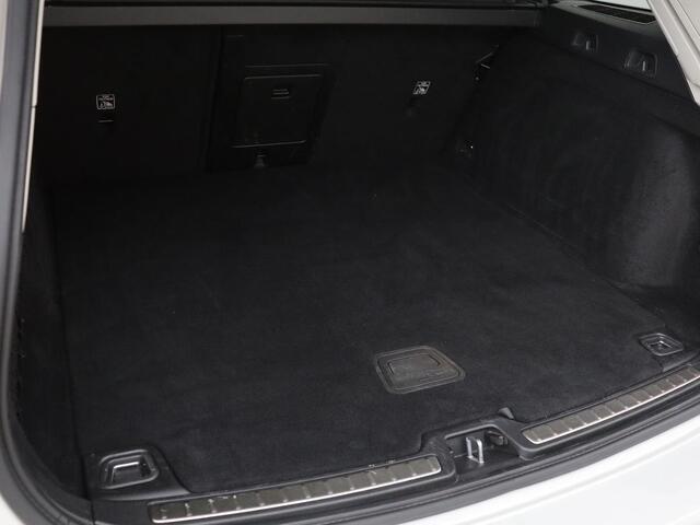 Volvo V60 2.0 B4 Momentum | Stoel & stuurverwarming | Trekhaak | Camera | Adaptive cruise | Carplay | Achterbankverwarming | Full LED | Navigatie