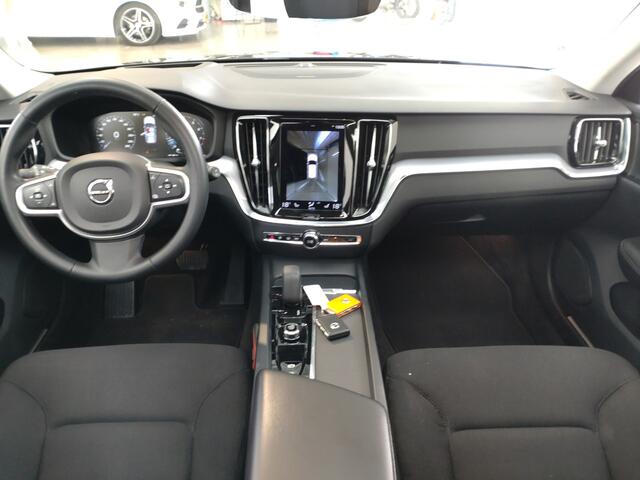 Volvo V60 2.0 B3 Momentum Business | Verwacht | Trekhaak | Pano | Head-up | 360 camera |
