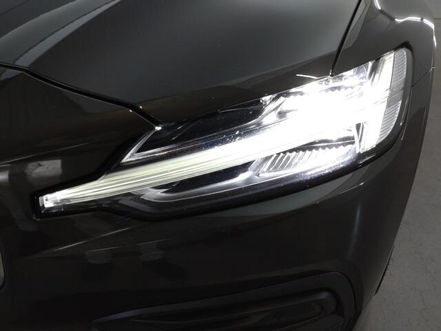 Volvo V60 2.0 B3 Momentum Business | Verwacht | Trekhaak | Pano | Head-up | 360 camera |