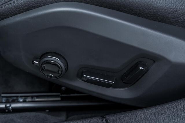 Volvo V60 2.0 T8 Plug-in hybrid AWD Plus Dark 455pk! | Pano | 19"| ACC | Trekh.| Memo | Camera |
