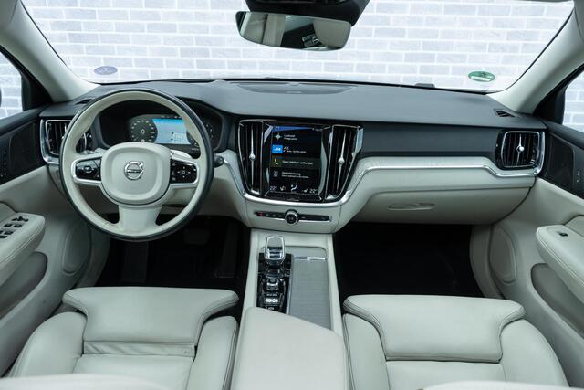 Volvo V60 B4 Inscription | Stuurverwarming | 360 Camera | Schuif-/Kanteldak | Head-Up Display | Harman Kardon Audio | Stoelverwarming Voor + Achter | Dodehoekdetectie | BLIS | Park Assist | Standkachel