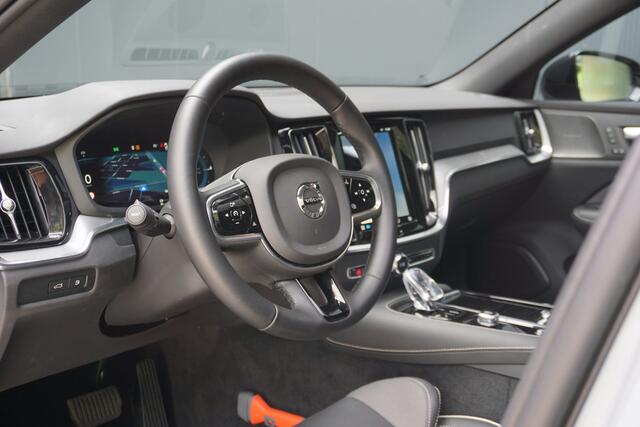Volvo V60 2.0 T6 Plug-in hybrid AWD Plus Dark | Origineel NL | Harman/Kardon | Trekhaak | 360° Camera | Panoramadak | Winter Pakket | ACC |
