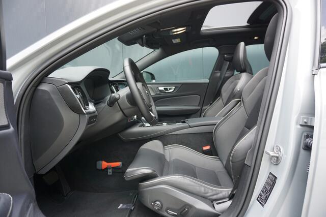 Volvo V60 2.0 T6 Plug-in hybrid AWD Plus Dark | Origineel NL | Harman/Kardon | Trekhaak | 360° Camera | Panoramadak | Winter Pakket | ACC |