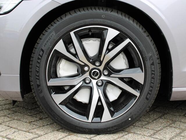 Volvo V60 2.0 B4 Essential Bright Automaat / Driver Awareness / Parking Pack / Aurora Silver / 18" velgen / Climate Pack