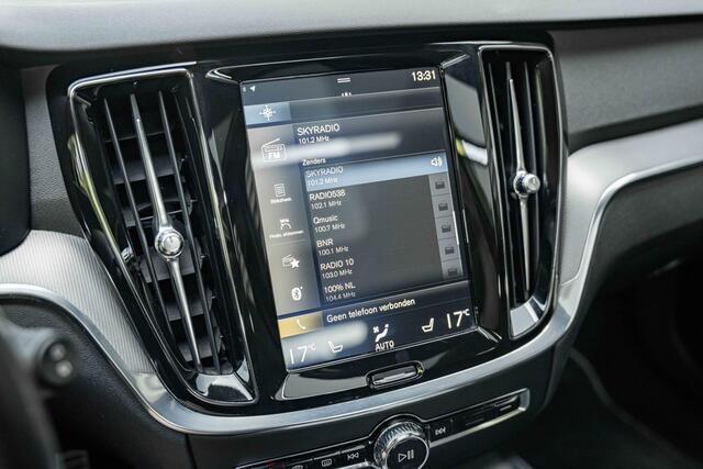 Volvo V60 T5 Automaat R-Design | Panoramadak| Head up Display| Adaptieve Cruise Control| Blind Spot| Park Assist voor en Achter| Parkeer Camera| Verwarmbare Voorstoelen