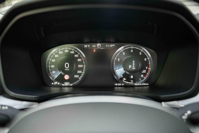 Volvo V60 B3 Automaat Business Pro | Verwarmbare Voorstoelen | Achteruitrijcamera | Verwarmbare Voorruit | 17" Lichtmetalen Velgen | Adaptieve Cruise Control | Dodehoekdetectie Met Correctie | Parkeersensoren | Verwarmbaar Stuurwiel