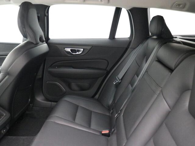 Volvo V60 2.0 B3 Essential Edition / Trekhaak Wegklapbaar / 1800KG Trekgewicht / NL Auto / Dealer onderhouden / 1ste Eigenaar / BTW Auto / Full Option /
