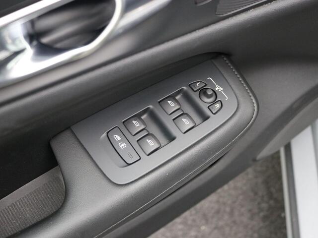 Volvo V60 2.0 B3 Essential Edition / Trekhaak Wegklapbaar / 1800KG Trekgewicht / NL Auto / Dealer onderhouden / 1ste Eigenaar / BTW Auto / Full Option /