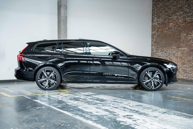 Volvo V60 2.0 T6 Plug-in hybrid AWD Ultra Dark | Panoramadak | Harman Kardon Premium Audio | Lederen bekleding | 360° parkeercamera | Stoelverwarming | Head-up display | Parkeersensoren voor + achter | Google infotainment | 19'' Lichtmetalen velgen |