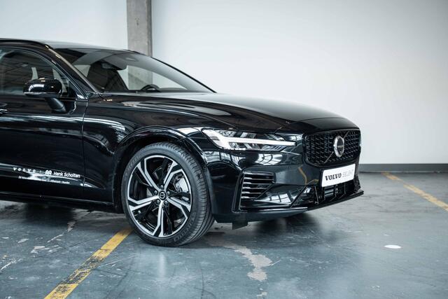 Volvo V60 2.0 T6 Plug-in hybrid AWD Ultra Dark | Panoramadak | Harman Kardon Premium Audio | Lederen bekleding | 360° parkeercamera | Stoelverwarming | Head-up display | Parkeersensoren voor + achter | Google infotainment | 19'' Lichtmetalen velgen |