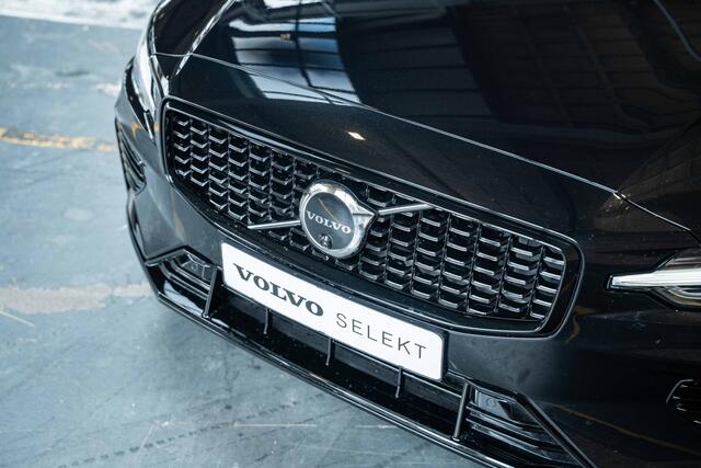 Volvo V60 2.0 T6 Plug-in hybrid AWD Ultra Dark | Panoramadak | Harman Kardon Premium Audio | Lederen bekleding | 360° parkeercamera | Stoelverwarming | Head-up display | Parkeersensoren voor + achter | Google infotainment | 19'' Lichtmetalen velgen |