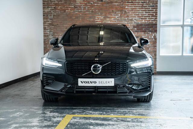 Volvo V60 2.0 T6 Plug-in hybrid AWD Ultra Dark | Panoramadak | Harman Kardon Premium Audio | Lederen bekleding | 360° parkeercamera | Stoelverwarming | Head-up display | Parkeersensoren voor + achter | Google infotainment | 19'' Lichtmetalen velgen |