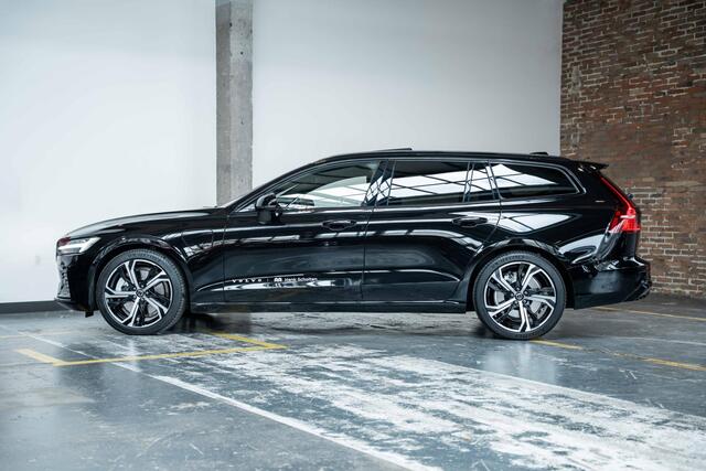 Volvo V60 2.0 T6 Plug-in hybrid AWD Ultra Dark | Panoramadak | Harman Kardon Premium Audio | Lederen bekleding | 360° parkeercamera | Stoelverwarming | Head-up display | Parkeersensoren voor + achter | Google infotainment | 19'' Lichtmetalen velgen |