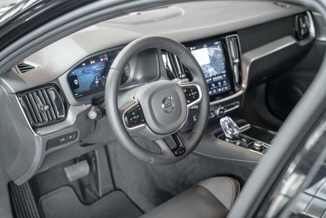 Volvo V60 2.0 T6 Plug-in hybrid AWD Ultra Dark | Panoramadak | Harman Kardon Premium Audio | Lederen bekleding | 360° parkeercamera | Stoelverwarming | Head-up display | Parkeersensoren voor + achter | Google infotainment | 19'' Lichtmetalen velgen |