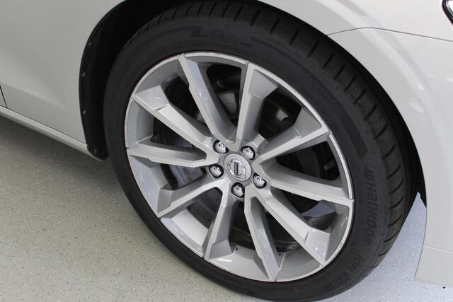 Volvo V60 2.0 D3 Momentum Pro | NL-AUTO | 150PK | CARPLAY | 19'LMV | CAMERA | E-KLEP | CLIMA | PDC-V/A | LED |