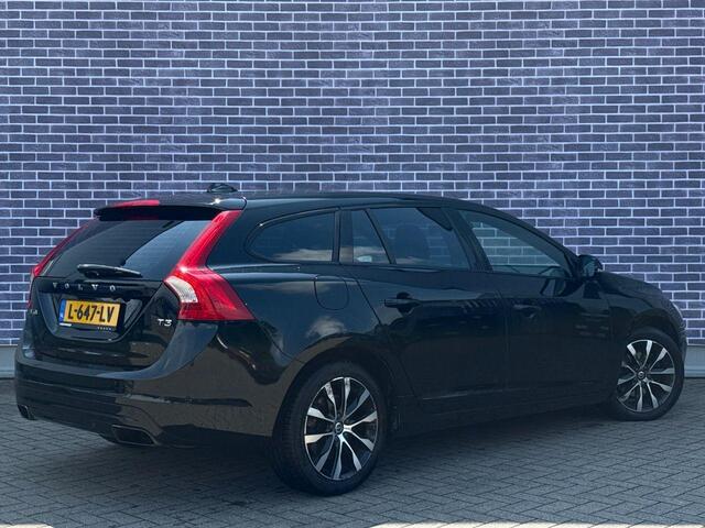 Volvo V60 1.5 T3 Polar+ | Achteruitrijcamera | Stoelverwarming | Lederen bekleding | Verwarmbare voorruit | Zwarte Hemel | Getint Glas |