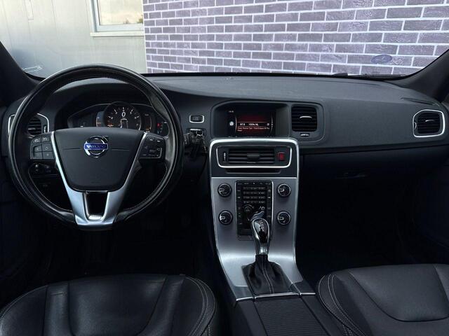 Volvo V60 1.5 T3 Polar+ | Achteruitrijcamera | Stoelverwarming | Lederen bekleding | Verwarmbare voorruit | Zwarte Hemel | Getint Glas |