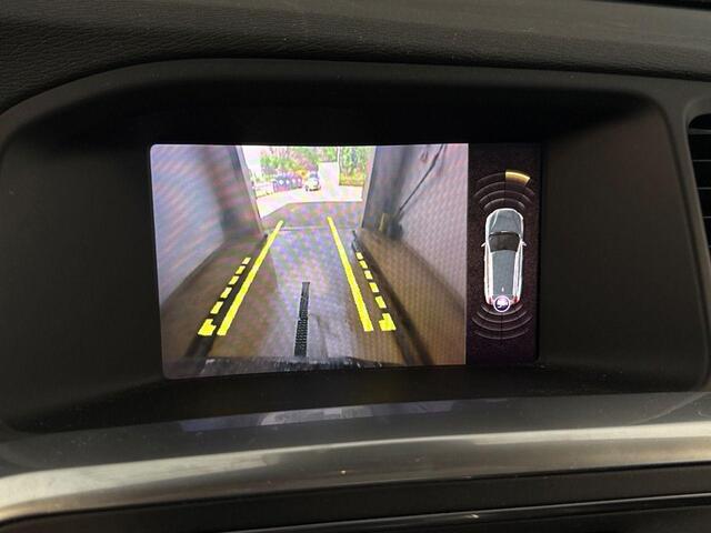 Volvo V60 1.5 T3 Polar+ | Achteruitrijcamera | Stoelverwarming | Lederen bekleding | Verwarmbare voorruit | Zwarte Hemel | Getint Glas |