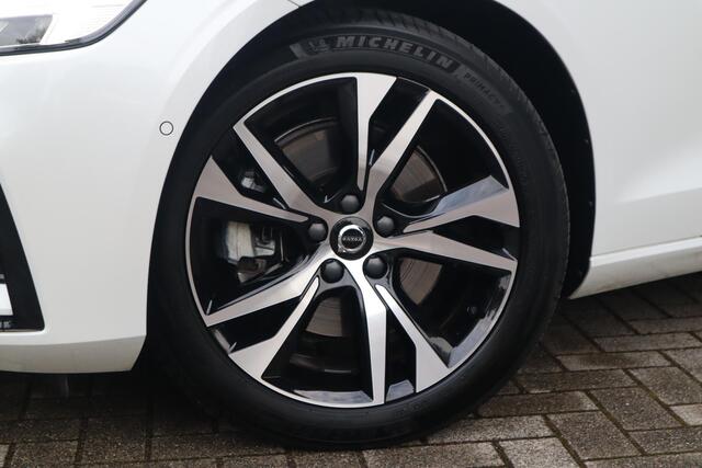 Volvo V60 2.0 B4 Plus Dark | Schuif-/ kanteldak| 360* Camera| Harman Kardon audiosysteen| Keyless Entry| Verwarmbare voorruit| Semi- elektrisch inklapbare trekhaak|