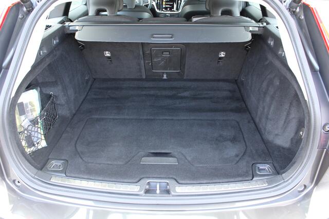 Volvo V60 B3 Automaat Business Pro | Trekhaak | Blis | PDC V+A | Adapt. Cruise | DAB | Keyless