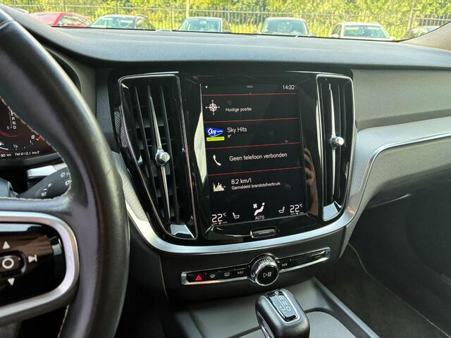 Volvo V60 2.0 T5 R-Design | Trekhaak | Adaptive cruise control | Panoramadak | Stoel- en stuurwielverwarming | DAB+ radio | Standkachel | Verwarmbare achterbank |