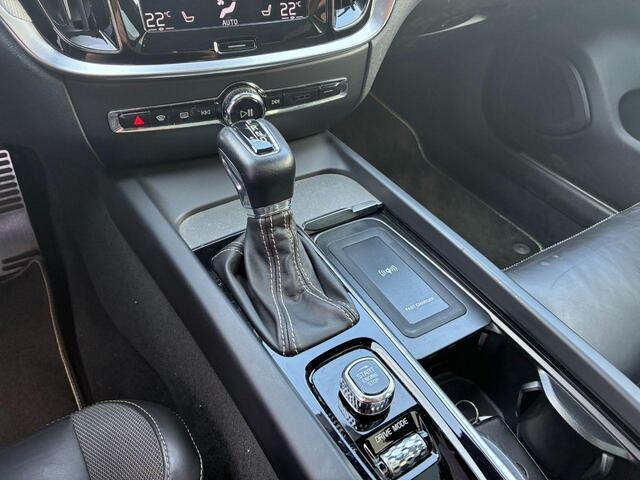 Volvo V60 2.0 T5 R-Design | Trekhaak | Adaptive cruise control | Panoramadak | Stoel- en stuurwielverwarming | DAB+ radio | Standkachel | Verwarmbare achterbank |