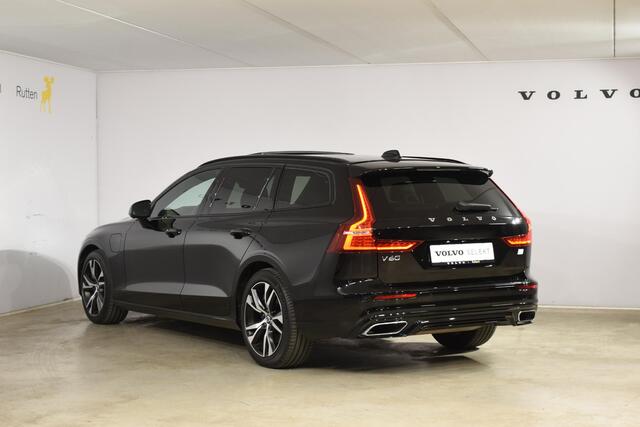 Volvo V60 T6 340PK Automaat Plug-in hybrid AWD R-Design / Panoramadak / Stoelverwarming / Stuurverwarming / 360 Camera / Sportstoelen, Elektrisch met geheugen / Head-up Display / Harman Kardon / Cruise control