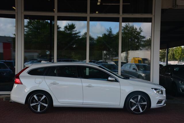 Volvo V60 2.0 T4 Business Sport R Design 2.0 benzine Nederlandse auto dealeronderhouden met oa leer alcantara R DESIGN pakket xenon navigatie pdc cv lmv