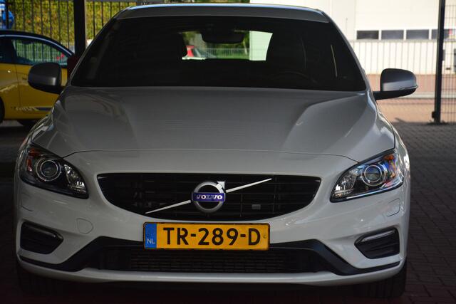 Volvo V60 2.0 T4 Business Sport R Design 2.0 benzine Nederlandse auto dealeronderhouden met oa leer alcantara R DESIGN pakket xenon navigatie pdc cv lmv