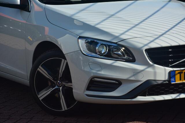 Volvo V60 2.0 T4 Business Sport R Design 2.0 benzine Nederlandse auto dealeronderhouden met oa leer alcantara R DESIGN pakket xenon navigatie pdc cv lmv