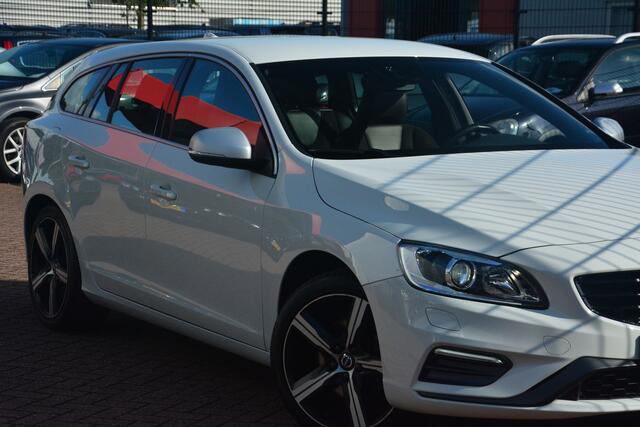 Volvo V60 2.0 T4 Business Sport R Design 2.0 benzine Nederlandse auto dealeronderhouden met oa leer alcantara R DESIGN pakket xenon navigatie pdc cv lmv