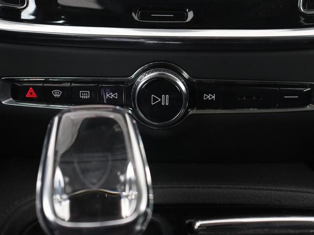 Volvo V60 2.0 T8 Recharge AWD Business Pro | Trekhaak | Leder | Carplay | Keyless | Navigatie | Climate control | Cruise control | Parkeerhulp | Full LED