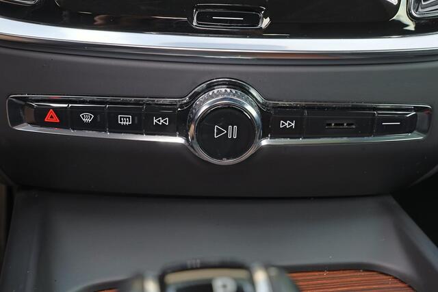 Volvo V60 T4 Inscription - Panorama/schuifdak - Verwarmde voorstoelen - Parkeersensoren achter - Elektr. bedienb. bestuurdersstoel met geheugen - Head up display - High Performance audio - Cruise Control - 19' LMV