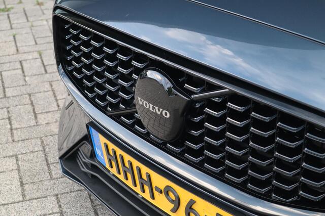 Volvo V60 2.0 T6 Plug-in hybrid AWD Essential Edition | Betreft Demo| Black Edition| 19'' Glossy Black Wielen| Adaptieve Cruise Control met Pilot Assist| Stoelverwarming voor + achter| Stuurwielverwarming| Dodehoekdetectie|