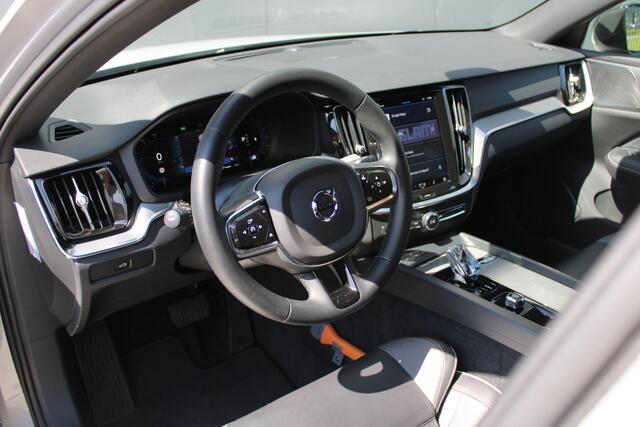 Volvo V60 2.0 B4 Plus Dark - 360 Camera - Trekhaak - Pano - Heico - Memory - H&K - Stoel/Stuurverwarming - Voorruitverwarming - Rijklaar