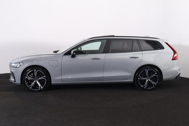 Volvo V60 T6 Recharge AWD Ultra Dark - Panorama/schuifdak - IntelliSafe Assist & Surround - 360º Camera - Harman/Kardon audio - Adaptieve LED koplampen - Verwarmde voorstoelen, stuur & achterbank - Parkeersensoren voor & achter - Elektr. bedienb. voorstoelen met ge