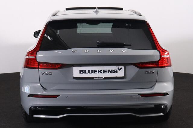 Volvo V60 T6 Recharge AWD Ultra Dark - Panorama/schuifdak - IntelliSafe Assist & Surround - 360º Camera - Harman/Kardon audio - Adaptieve LED koplampen - Verwarmde voorstoelen, stuur & achterbank - Parkeersensoren voor & achter - Elektr. bedienb. voorstoelen met ge