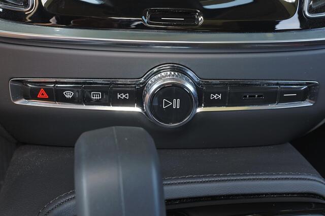 Volvo V60 T6 Recharge AWD Ultra Dark - Panorama/schuifdak - IntelliSafe Assist & Surround - 360º Camera - Harman/Kardon audio - Adaptieve LED koplampen - Verwarmde voorstoelen, stuur & achterbank - Parkeersensoren voor & achter - Elektr. bedienb. voorstoelen met ge